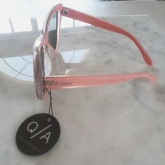 QUAY AUSTRALIA Stray Cat Pink Mirrored Sunnies - Picture 6 of 8
